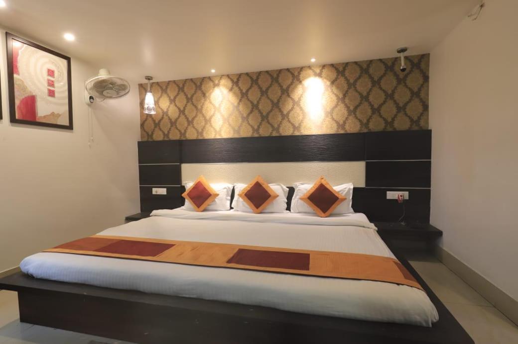 Hotel Rashmi Guwahati Esterno foto