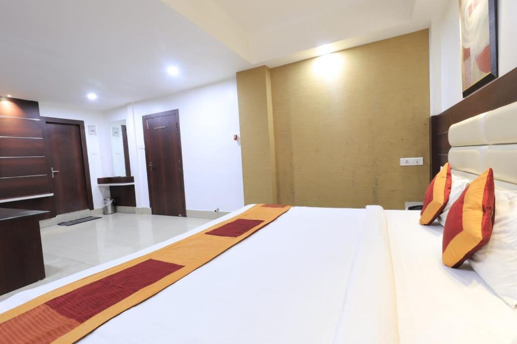 Hotel Rashmi Guwahati Esterno foto