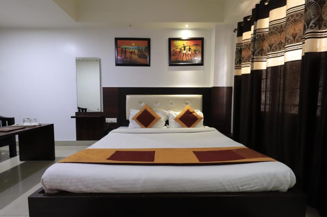 Hotel Rashmi Guwahati Esterno foto
