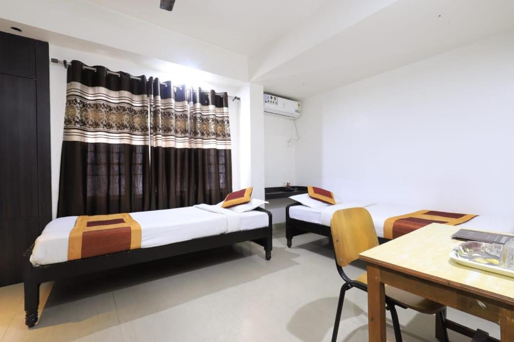 Hotel Rashmi Guwahati Esterno foto