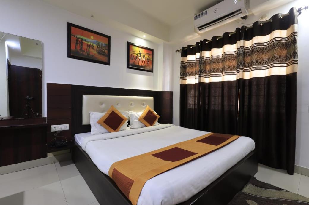 Hotel Rashmi Guwahati Esterno foto