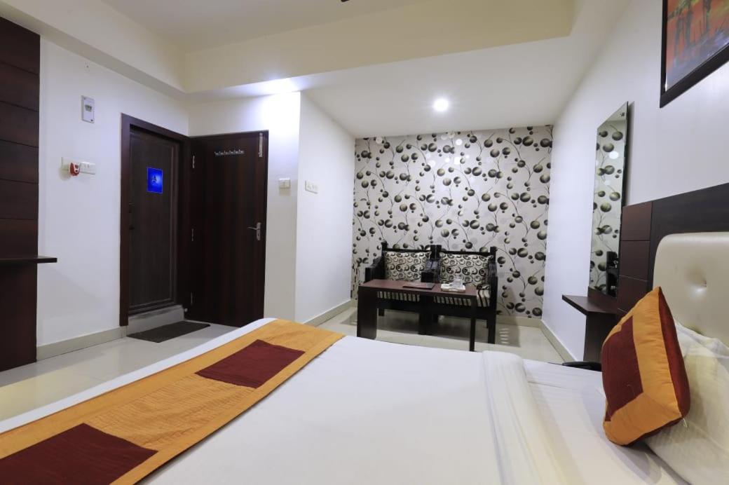 Hotel Rashmi Guwahati Esterno foto