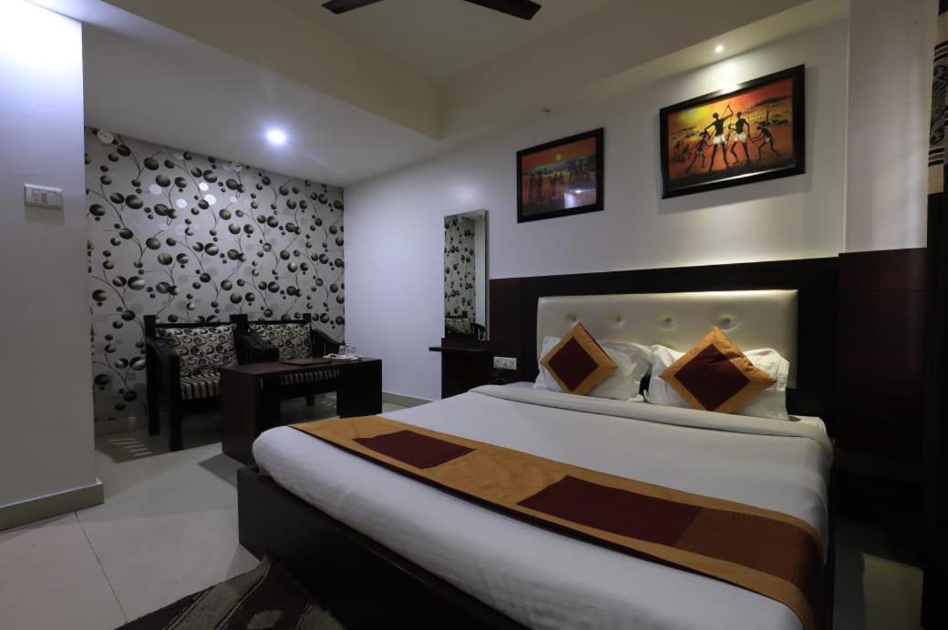 Hotel Rashmi Guwahati Esterno foto
