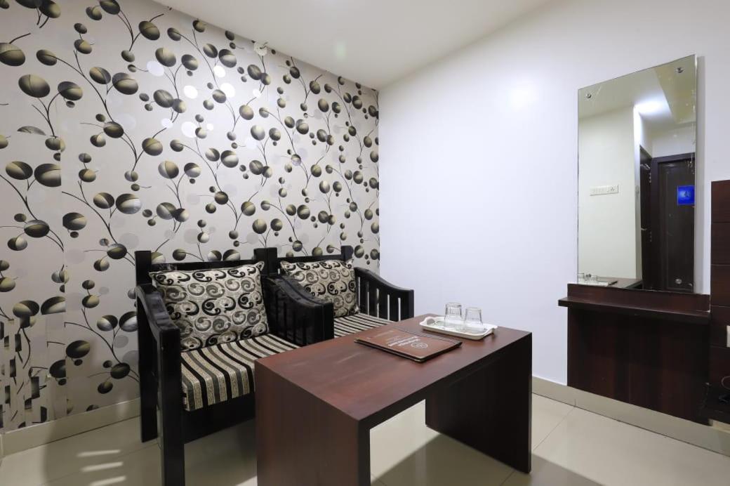 Hotel Rashmi Guwahati Esterno foto